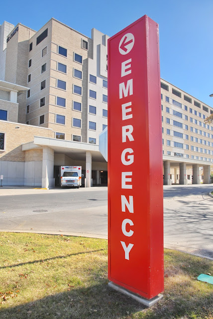 sign for emergency room:Photo by Robert Linder on Unsplash