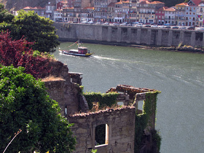 ruinas, rio Douro e barco rabelo