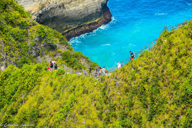 Kelingking Beach you have to go down about 400 meters from the cliff-side hike