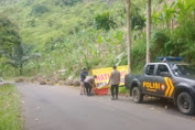 KAPOLSEK SINDANGKERTA TINJAU LOKASI LONGSOR