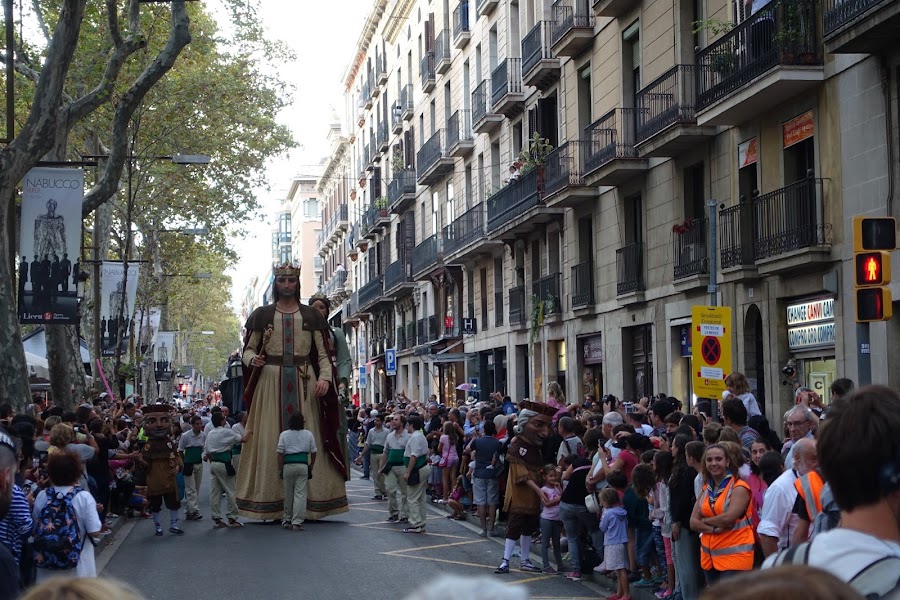 メルセ祭の大パレード（Cavalcade de la Mercè:La llum de la Mercè）