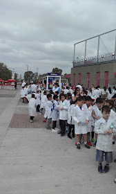 la imagen muestra los alumnos en fila para ingresar a los salones