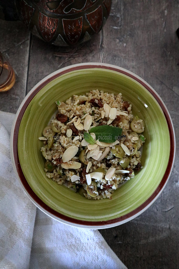 Bulgur con olive verdi, uvetta, limoni in conserva e mandorle