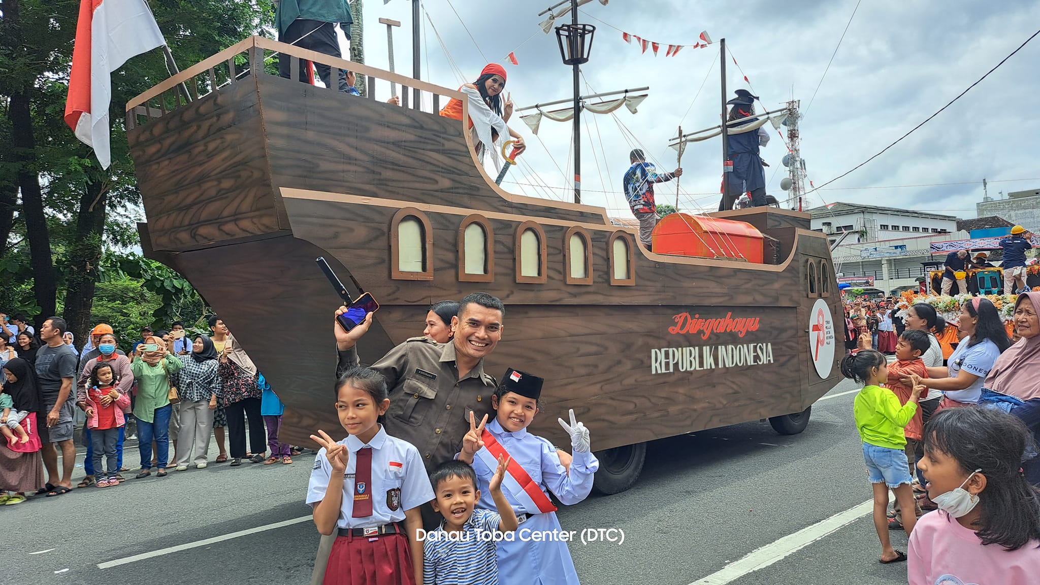 PT.STTC Meriahkan HUT RI ke-78 Dengan Drumband dan "Kapal Bajak Laut", Ini Kata Warga 