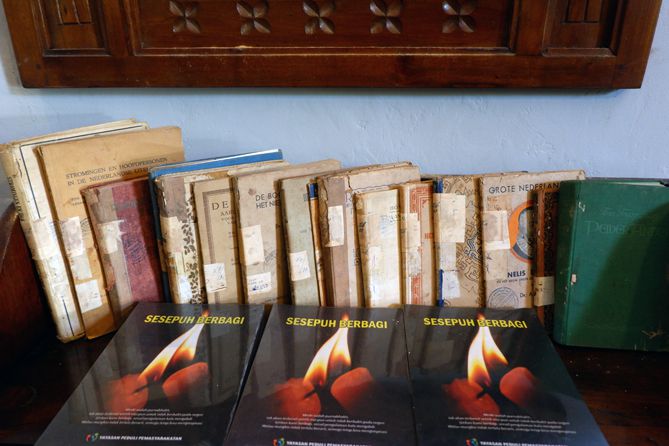 Sedikit koleksi buku lama yang terselamatkan di Lapas Wirogunan