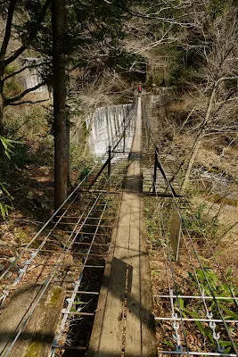 揺れる吊り橋