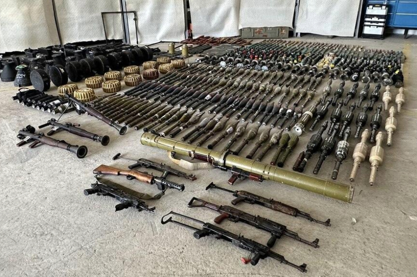 Armas e explosivos recuperados de terroristas do Hamas | Foto: Nir Ben Zaken