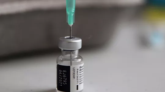 Governo assina contratos com Pfizer e Janssen para receber 138 milhões de doses de vacina