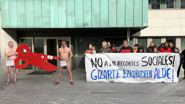 Protesta de la plataforma contra la pobreza Berri-Otxoak contra el recorte de las ayudas sociales
