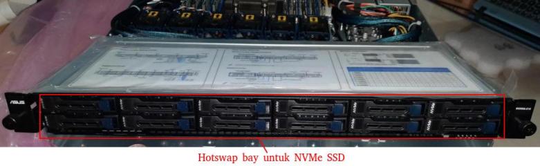 erver menggunakan hotswap bay untuk NVMe SSD