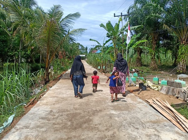 Marlina Terlihat Bersemangat Saat Melintas di Jalan Baru Hasil Karya TMMD Ke-111 Kodim 1206/Pontianak