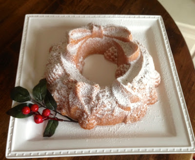 Christmas wreath bundt cake via www.goldenboysandme.com