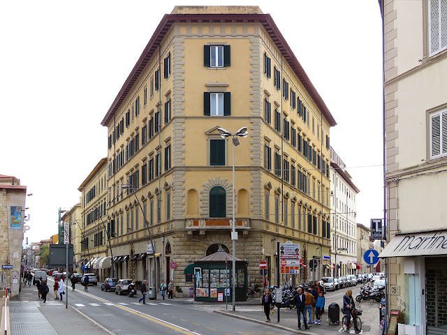 Il palazzo d'angolo fra via Marradi e via Roma, Livorno