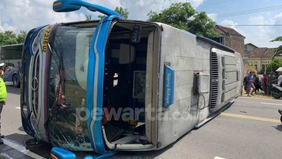 Bus Sugeng Rahayu Terguling di Balerejo Madiun, 18 Penumpang Terluka