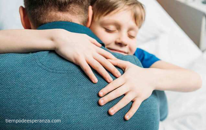 Niño abrazando a su padre con cariño - Honra a tus padres