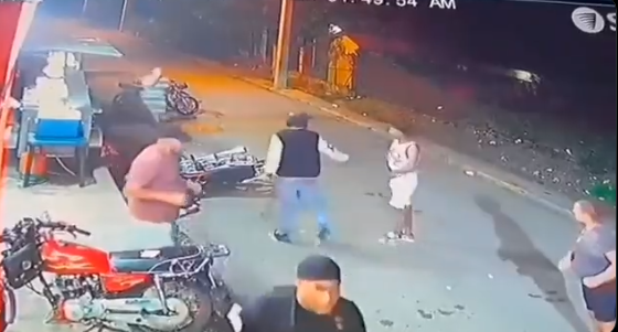 Video: Le dispara por error a su cómplice cuando bajaron de la moto a asaltar y lo mata, su novia quedo en shock