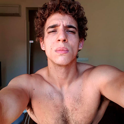 Miguel Herrán sem camisa