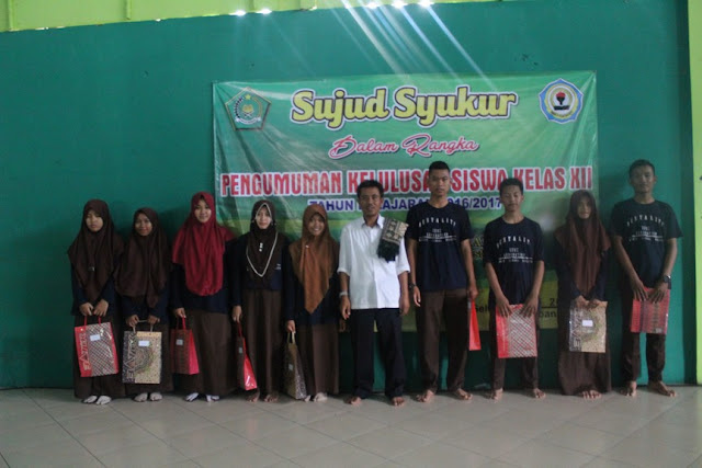 Sujud Syukur dan Tasyakuran Kelulusan Kelas XII 2017