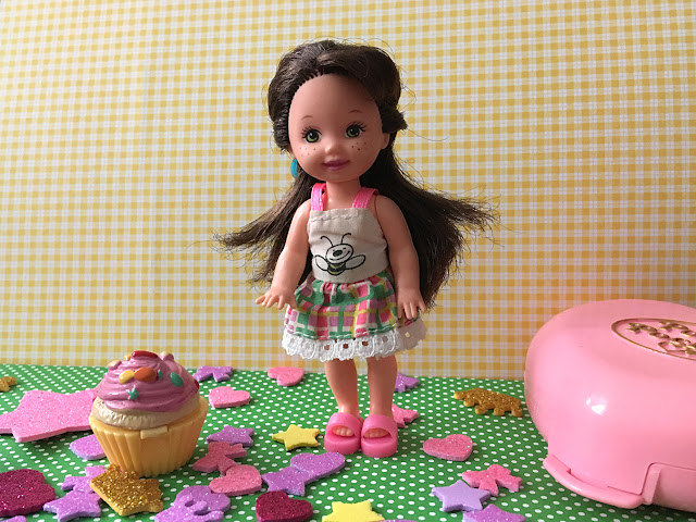 boneca Kelly usando roupa da Melissinha Melissinhazinha