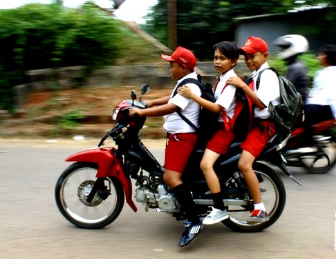 Anak-anak salah satu Pelaku Kecelakaan Sepeda Motor 