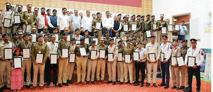  कैबिनेट मंत्री श्री मोहम्मद अकबर ने विभिन्न क्षेत्रों में उत्कृष्ट कार्य करने वाले पुलिस जवानों को किया सम्मानित  