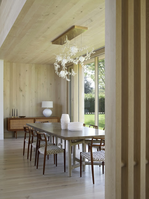 Inspiring image of a beautiful modern dining room in beach house in the Hamptons - found on Hello Lovely Studio