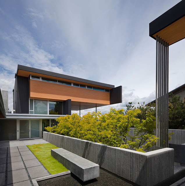 Picture of concrete walls and grass in the backyard