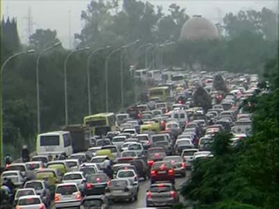 Rains during rush hour in Noida cause long traffic jams