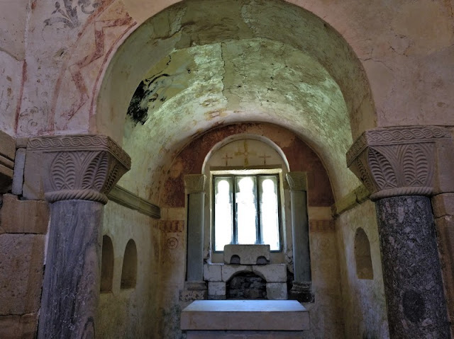 Vista de la decoración de las ventanas y altar en el abside de  Santa Maria de Valdedios en Villaviciosa (Asturias-España)