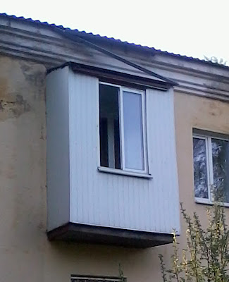 Балкон из виниловой вагонки с пластиковым окном