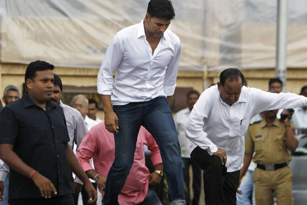 Akshay At Funeral Of RAJESH kHANNA