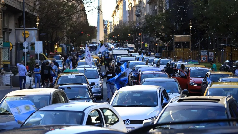 Caravanas en Plaza de Mayo y el interior del país en homenaje a Néstor Kirchner