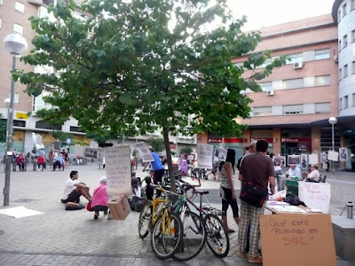 Vista de la plaza de las Palomas con los carteles propios del 15M