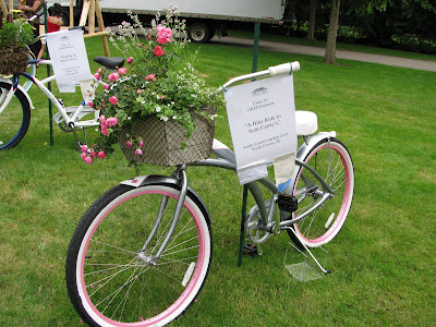 Bike Baskets on Pretty In Pink   This Bicycle Has A Cottage Styled Basket