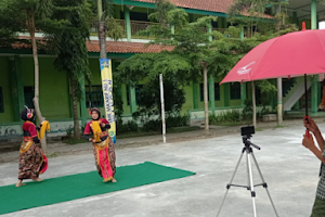  Kreativitas dan Dedikasi: SMK Ma'arif NU 1 Wangon Tunjukan Eksistensi dalam Lomba Seni Tari Tradisional di Kampus Expo Banyumas