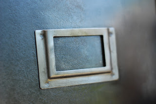 Vestiaires de l'armée française. décapage intégral. metal traité, patine graphite à la cire d'abeille type canon de fusil.