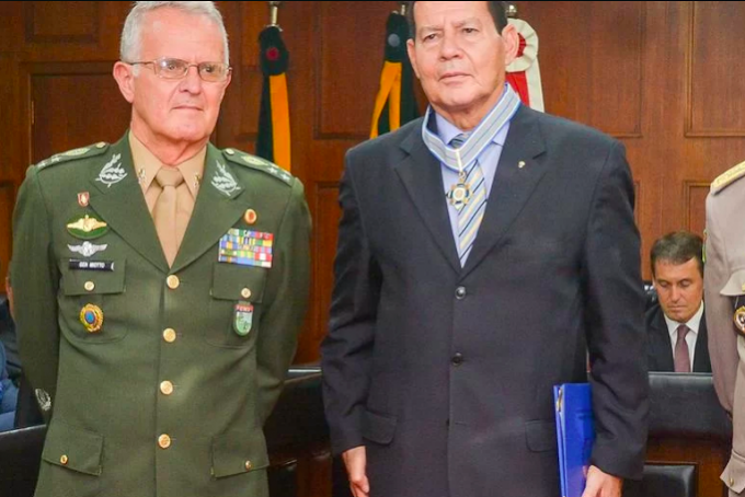 Cúpula militar avalia saída do presidente Bolsonaro e declara apoio a Mourão