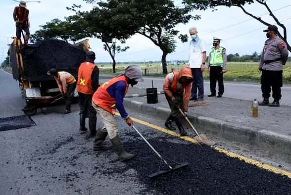 Jalur Pantura Jawa Tengah Rusak Parah