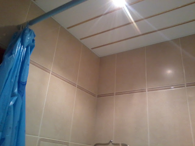 Навесной реечный потолок в ванной