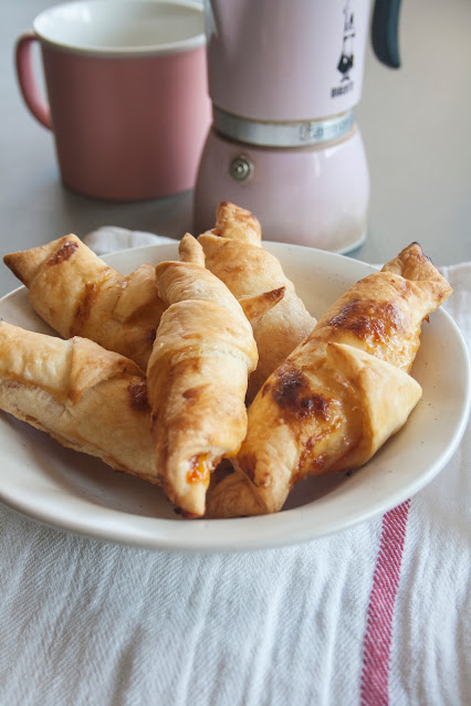 Cornetti di pasta sfoglia con ripieno di confettura