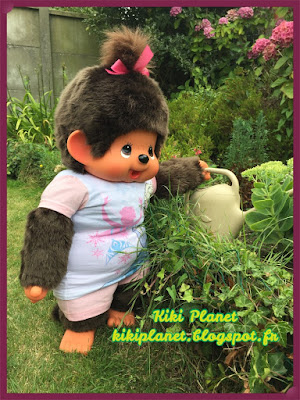 Wendy la Monchhichi 80 cm dans le jardin