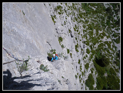 Escalando en el Ezkaurre, vía Estel