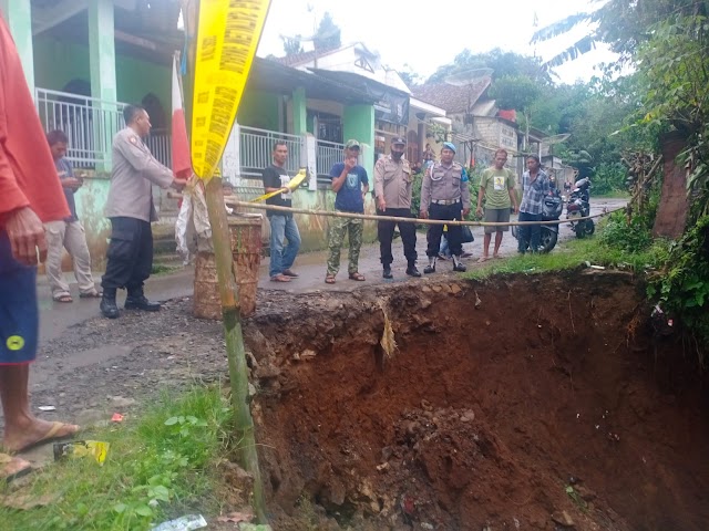 Polsek Cidahu Polres Sukabumi, Pasang Garis Polisi Dilokasi Tanah Longsor