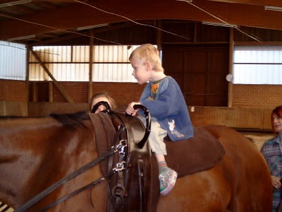 Hippotherapie, Reittherapie, Psychische und neurologische Erkrankungen, verhaltensgestörte Kinder: Therapeut Tier (Österreich), Behinderung Handicap, Down Syndrom, Down-Syndrome, Extrachromosom, Integration integrativ, Kind, Krankheit Gesundheit Medizin, Trisomie 21, Österreich,