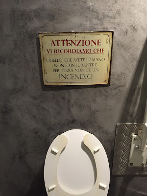 Attenzione vi ricordiamo che quello che avete in mano non è un idrante e per terra non c'è un incendio.