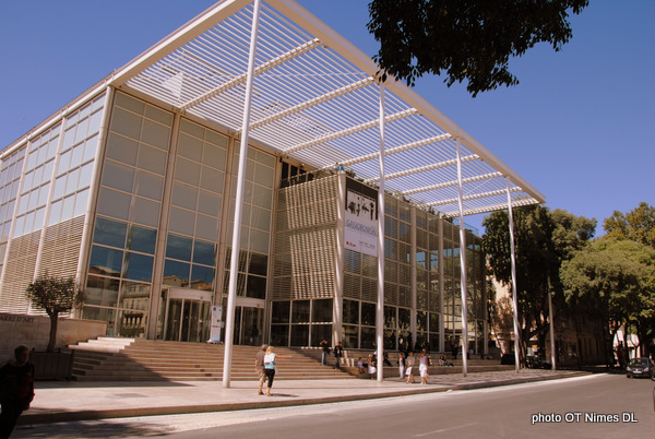 Nimes la Carrè d'Art moderna struttura di Norman Foster ospita il Museo di Arte Contemporanea