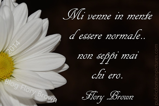 Foto con sfondo scuro, mezza margherita in fiore a sinistra e poesia breve di Flory Brown sulla normalità.