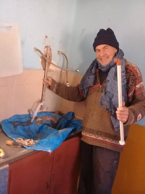 Beim Boilerputzen stießen wir auch auf einen Rohrbruch, im Pfarrhaus ist eben immer was zu reparieren. Ohne meine Arbeiter käme das Pfarrhaus auf den Hund. In der Küche trat beim Boiler auch Gas aus. Einer der Jungs hat es beim Abendbrot gemerkt.