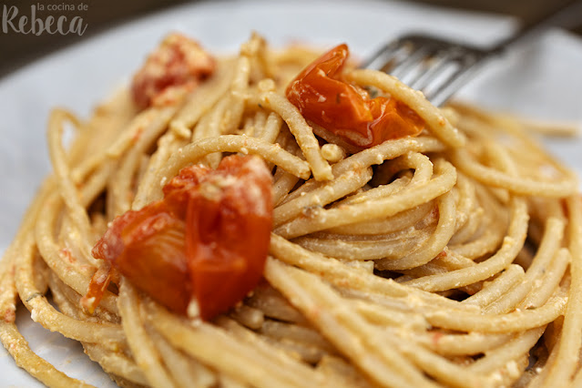 Espaguetis con queso feta y tomates cherry asados