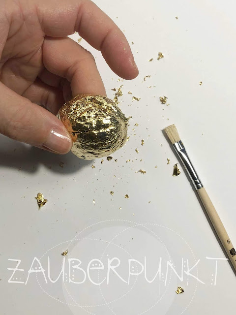 GOLD-Überraschungs-NUSS DIY, Tischdekoration, Blattgold, Minigeschenk, Weihnachtsmitbringsel, Tutorial, DIY, iamcreative.ch, Gold, Weihnachten, Advent, Nussschalen, Glück ist..., 